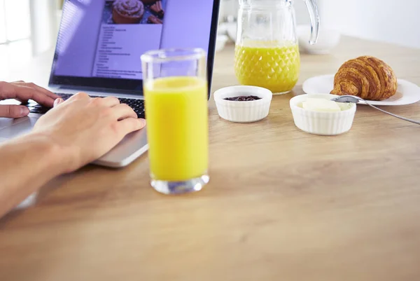 Mann bereitet leckeres und gesundes Essen in der heimischen Küche zu — Stockfoto