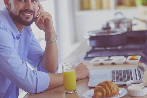 Mann bereitet leckeres und gesundes Essen in der heimischen Küche zu — Stockfoto