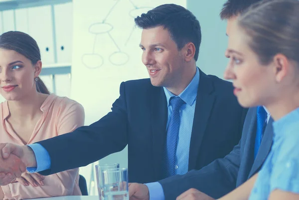 Affärsmän som sitter och diskuterar på mötet, i sitt ämbete — Stockfoto