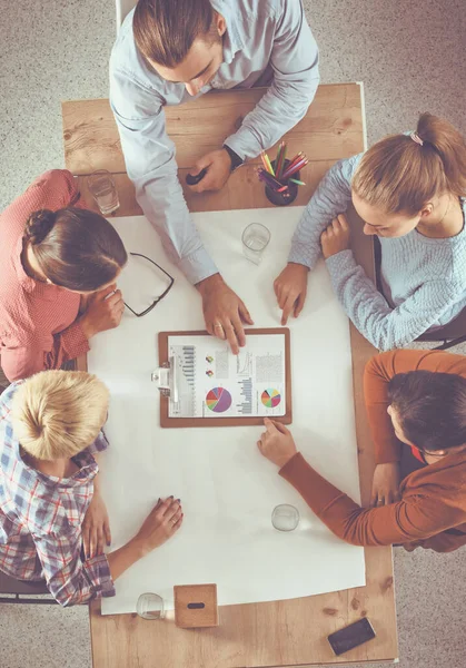 Zakenmensen die zitten en discussiëren tijdens een vergadering, in functie — Stockfoto