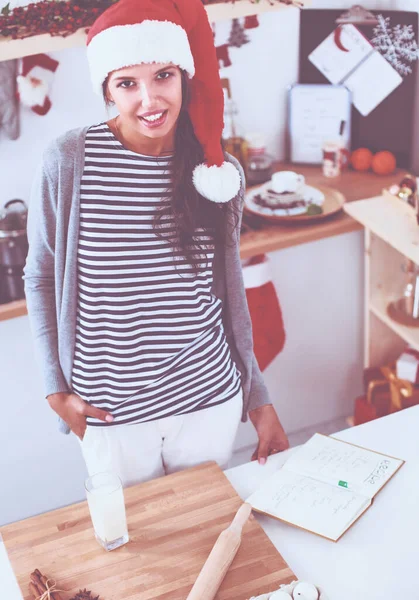 Vrouw maakt kerstkoekjes in de keuken — Stockfoto