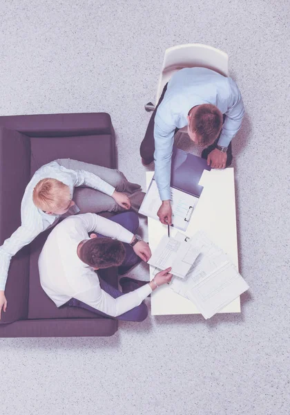 Podnikatelé sedí a diskutují na schůzce, v kanceláři — Stock fotografie