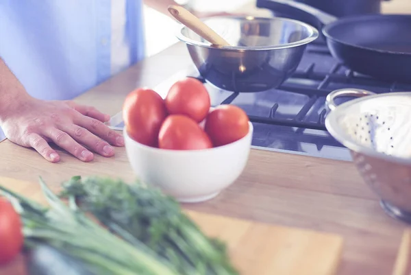 Uomo che prepara cibo delizioso e sano nella cucina di casa — Foto Stock