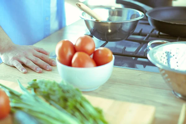 家のキッチンでおいしいと健康食品を準備する男 — ストック写真