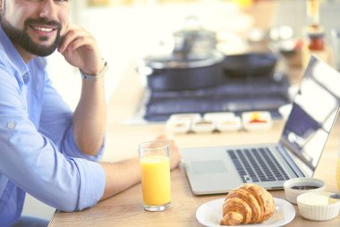Adam ev mutfağında lezzetli ve sağlıklı yemekler hazırlıyor.