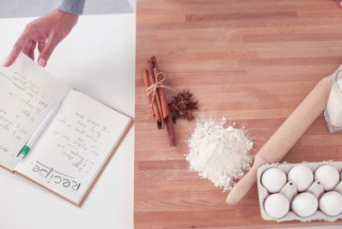 Kadın mutfakta Noel kurabiyesi yapıyor.