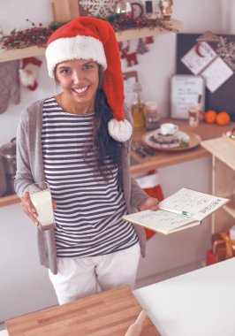 Kadın mutfakta Noel kurabiyesi yapıyor.