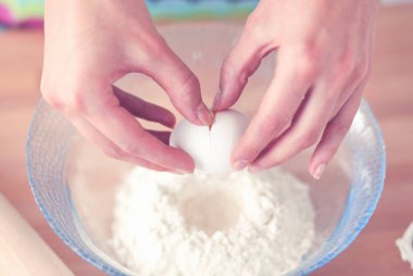 Kadın mutfakta pasta yapıyor.