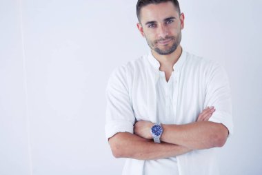 Genç iş adamı beyaz arka planda tek başına duruyor..