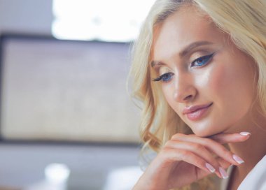 Güzel genç kadın portresi, ofiste oturuyor..