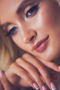 Güzel genç kadın portresi, ofiste oturuyor..