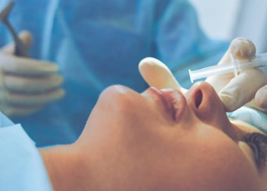 Ameliyathanede çalışan bir cerrah.