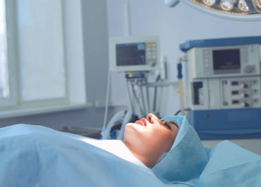 Ameliyathanede çalışan bir cerrah.