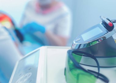 Modern diş muayenehanesindeki dişçi aletleri setinin görüntüsünü kapat