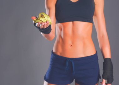 Siyah arka planda izole edilmiş mezuralı genç kadın.