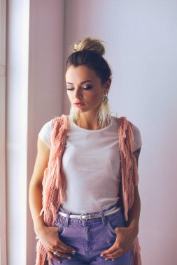 Güzel bir kadın portresi. Beyaz arkaplanda izole