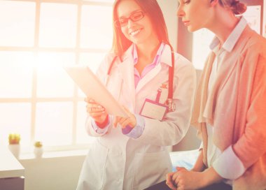 Doktor ve hasta masada otururken bir şey tartışıyorlar. İlaç ve sağlık hizmetleri kavramı