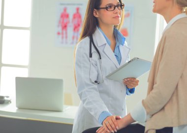 Doktor ve hasta masada otururken bir şey tartışıyorlar. İlaç ve sağlık hizmetleri kavramı