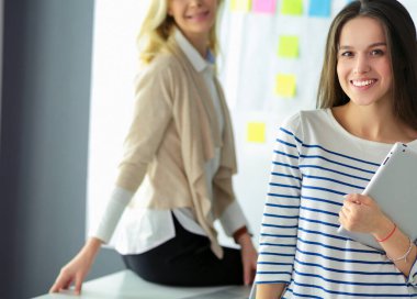 Hastanede doktorla gülümseyen güzel bir hamile kadın.