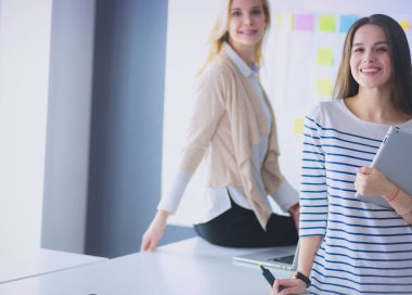 Hastanede doktorla gülümseyen güzel bir hamile kadın.