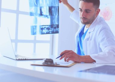 Yakışıklı doktor genç bayan hastayla konuşuyor ve...