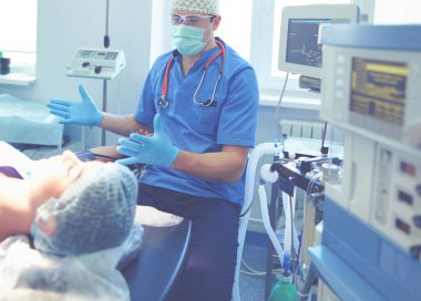 Ameliyathanede çalışan bir cerrah.