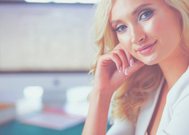 Güzel genç kadın portresi, ofiste oturuyor..