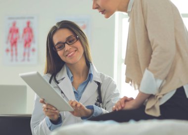 Doktor ve hasta masada otururken bir şey tartışıyorlar. İlaç ve sağlık hizmetleri kavramı