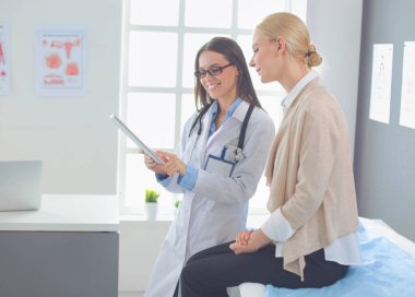 Doktor ve hasta masada otururken bir şey tartışıyorlar. İlaç ve sağlık hizmetleri kavramı