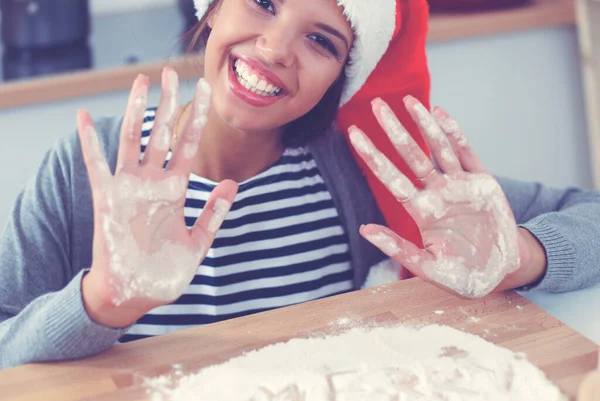 Kadın mutfakta Noel kurabiyesi yapıyor. — Stok fotoğraf