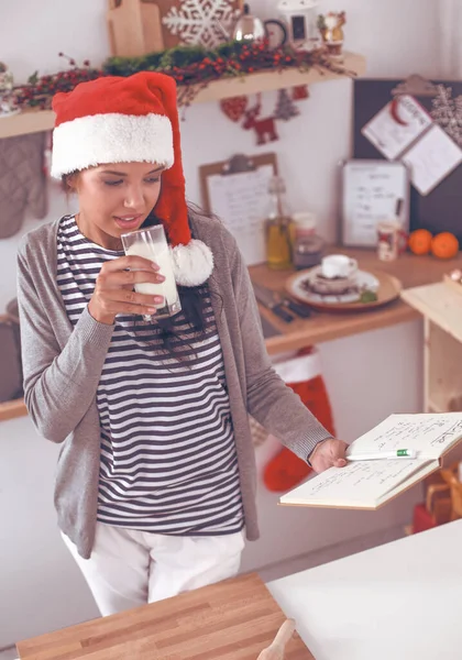 Frau backt Weihnachtskekse in der Küche — Stockfoto