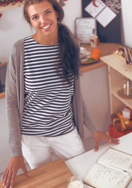 Femme faisant des biscuits de Noël dans la cuisine — Photo