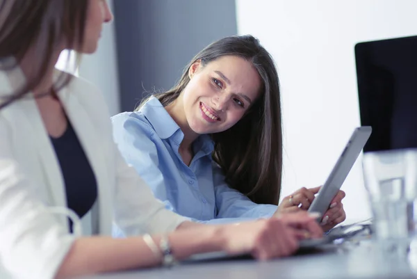 Dos compañeras sentadas en el escritorio — Foto de Stock