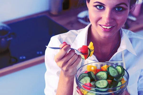 Mujer joven sonriente en la cocina, aislada en el fondo de Navidad — Foto de Stock