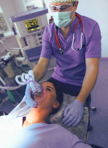 Homem cirurgião no trabalho na sala de cirurgia — Fotografia de Stock