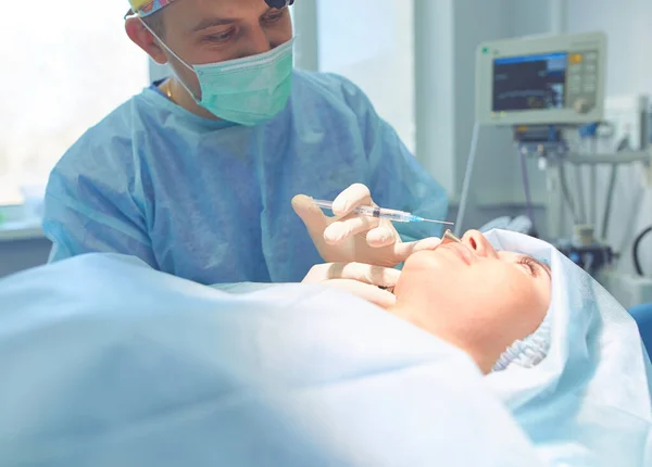 Homem cirurgião no trabalho na sala de cirurgia — Fotografia de Stock