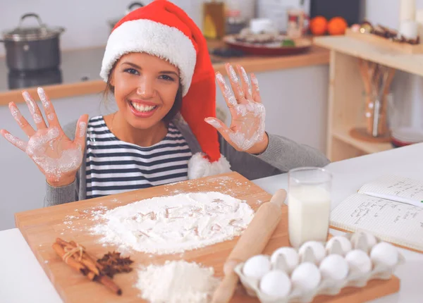 Felice giovane donna sorridente felice divertirsi con preparazioni di Natale indossando il cappello di Babbo Natale — Foto Stock