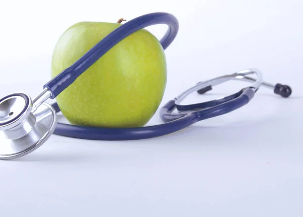 Stethoscoop en groene appel geïsoleerd op witte achtergrond — Stockfoto