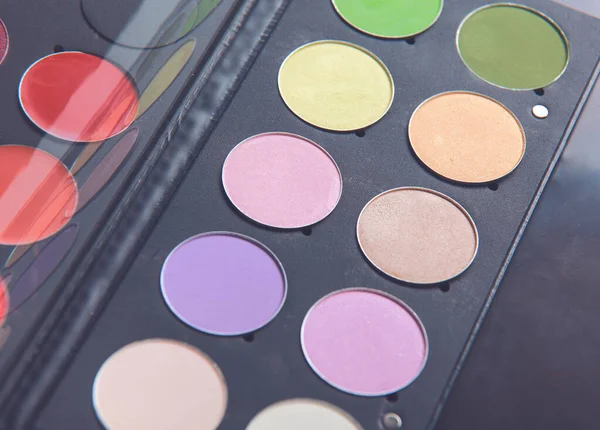 Makeup brushes and make-up eye shadows on desk — Stock Photo, Image