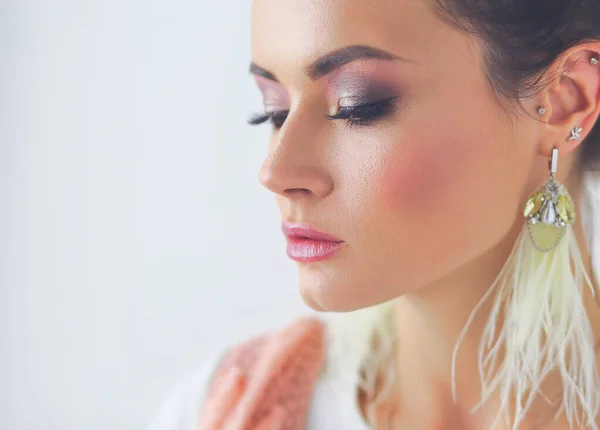 Um belo retrato de mulher. Isolado sobre fundo branco — Fotografia de Stock