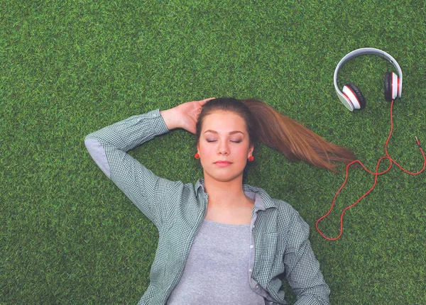 Vrouw die naar de muziek luistert. — Stockfoto