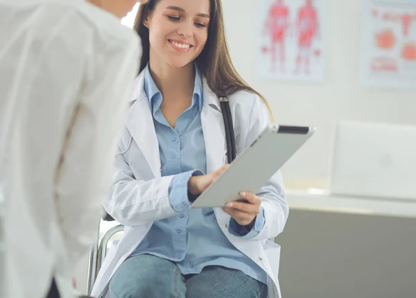 Docteur et patient discutant de quelque chose assis à la table. Médecine et soins de santé concept — Photo