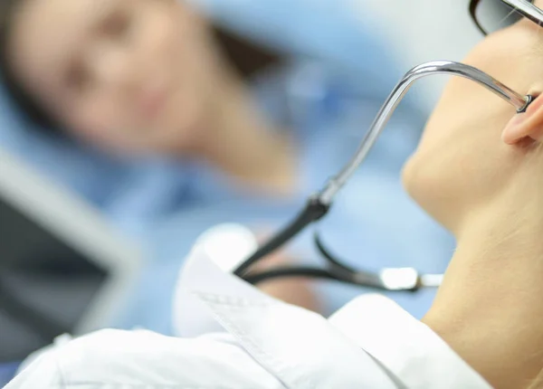 Doctor and patient discussing something while sitting at the table . Medicine and health care concept — Stock Photo, Image