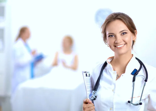 Femme médecin debout à l'hôpital — Photo