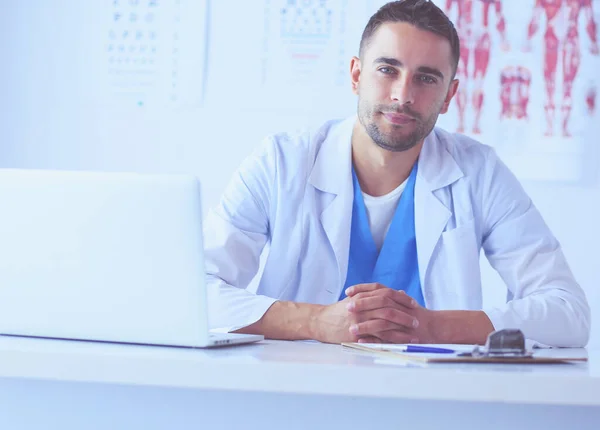 Porträt eines männlichen Arztes mit Laptop am Schreibtisch in der Medizin — Stockfoto