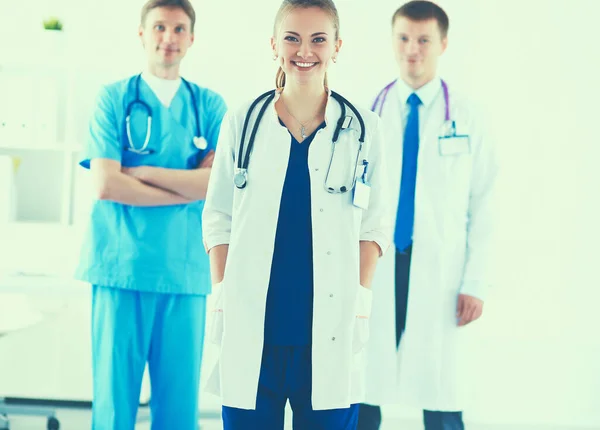 Atraktivní doktorka před lékařskou skupinou — Stock fotografie