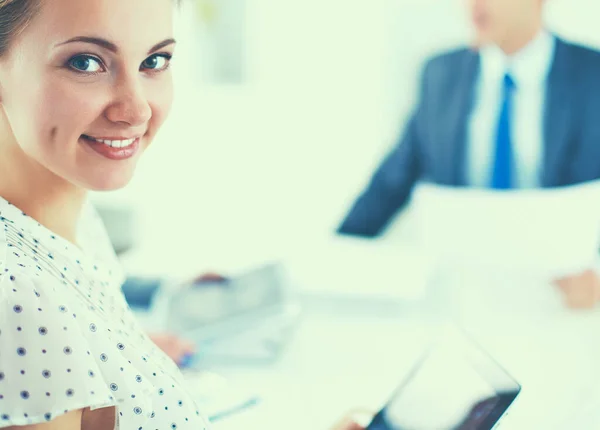 Atractiva doctora delante del grupo médico — Foto de Stock