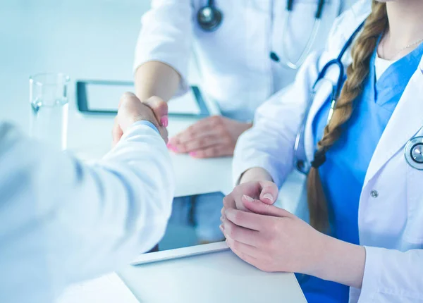 Doctor schudt handen met een patiënt geïsoleerd op witte achtergrond — Stockfoto