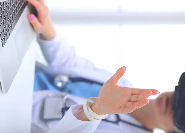 Mujer doctora mirando a través del foropter durante el examen ocular. Mujer doctora — Foto de Stock