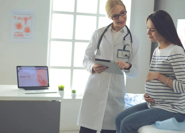 Beautiful smiling pregnant woman with the doctor at hospital — Stock Photo, Image